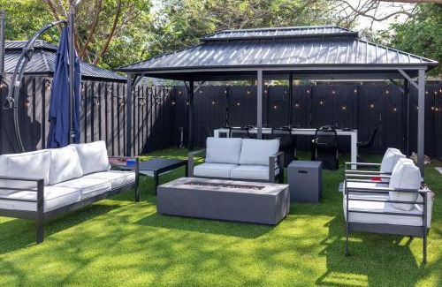 Buena Vista House | Parisian Vibe in Design District Miami with Private Pool BBQ Spacious Backyard