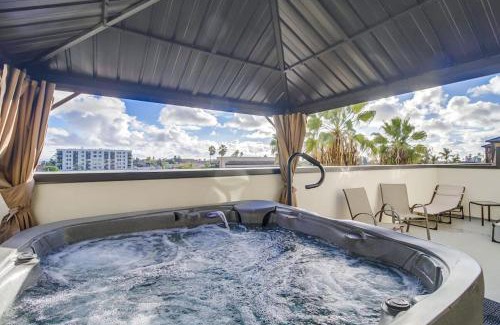 University Heights Apartment | Park Blvd 301 - Modern - Urban Oasis - SPA