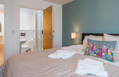 Century Wharf Apartment | Pass the Keys Lovely 2 Bedroom Apartment in the Bay with a view