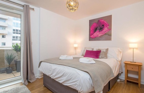 Century Wharf Apartment | Pass the Keys Lovely 2 Bedroom Apartment in the Bay with a view