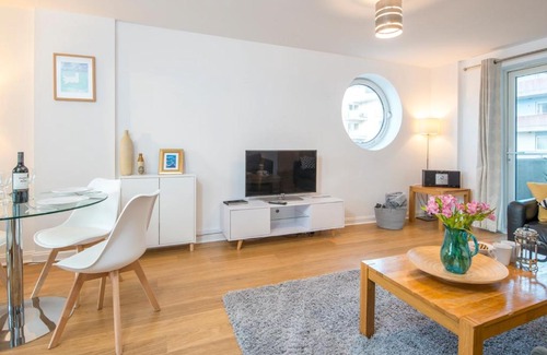 Century Wharf Apartment | Pass the Keys Lovely 2 Bedroom Apartment in the Bay with a view