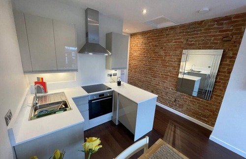 St. Margarets and North Twickenham Apartment | Pass the Keys | Modern Elegant Studio 20 Minutes to Central London