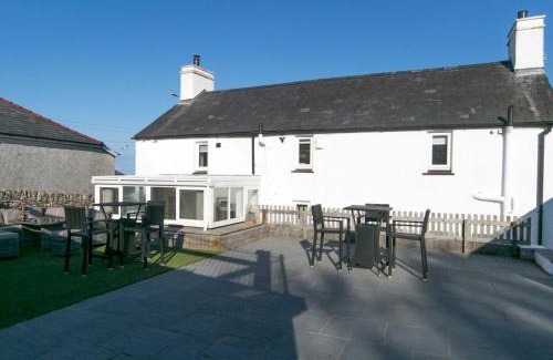 Menai Bridge House | Pass the Keys Spacious Cottage in central Benllech with parking