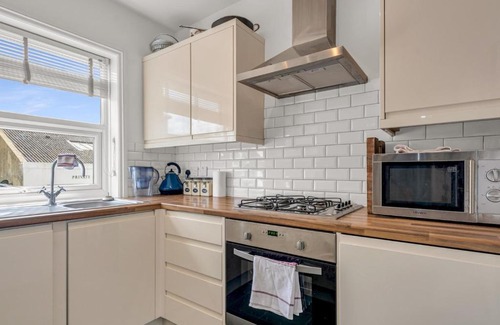 Herne Bay Apartment | Pass the Keys Stylish period seaside apartment direct sea view