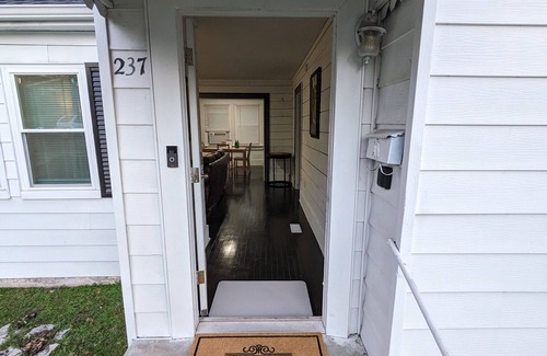 Hot Springs Cottage | Patterson's Cottage: Gateway to Oaklawn. No Fees. Check-in/out anytime.