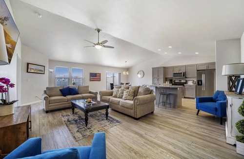 Twin Falls House | Pawsitively Perfect: New Pet-Friendly Home in Ideal Location!"