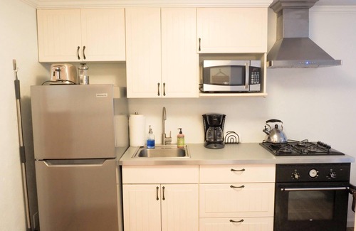 Olympia Apartment | Peaceful - Beach Side Studio Cottage with Beach Access