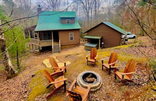 Ellijay Cabin | Peaceful Cabin 5 Min to Wineries, Orchards & Shopping 🏔 Fire Pit🔥 Hot Tub ❤️