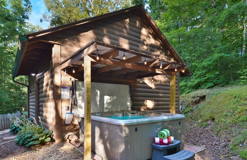 Ellijay Cabin | Peaceful Cabin 5 Min to Wineries, Orchards & Shopping 🏔 Fire Pit🔥 Hot Tub ❤️