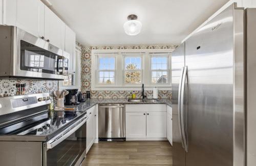 Berkley House | Peaceful Home w/4BR, Big Yard and amazing art