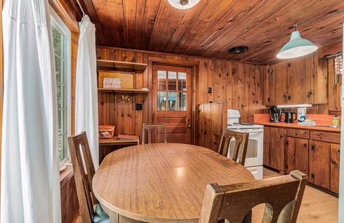 Lake Township House | Peaceful & shady cottage near beach with streaming, free WiFi, full kitchen