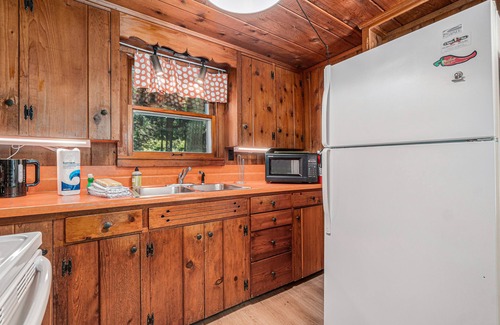 Lake Township House | Peaceful & shady cottage near beach with streaming, free WiFi, full kitchen