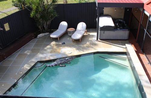 Mudgeeraba House | Peaceful tropical retreat with pool, mineral spa & Games room