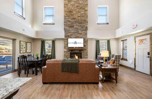 Hollister House | Peaceful Water View-Cozy Cabin-Free Daily Tickets-Near Table Rock-Pvt Hot Tub
