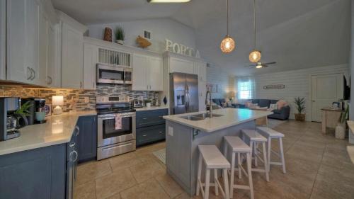 Safe Harbor House | Peachy Palm by AvantStay Huge Private Pool