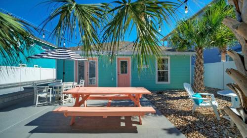 Safe Harbor House | Peachy Palm by AvantStay Huge Private Pool