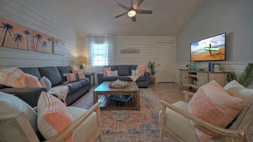 Safe Harbor House | Peachy Palm by AvantStay Huge Private Pool