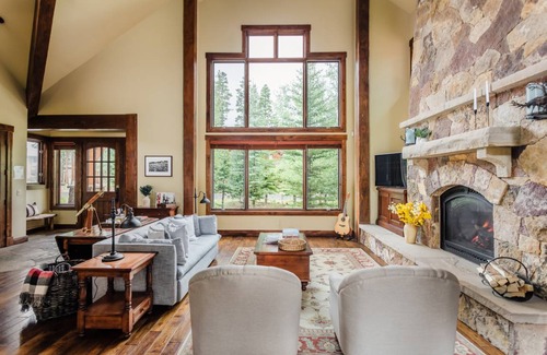 Christie Heights House | Peak 8 by AvantStay Spacious Modern Cabin w/ Hot Tub & Views