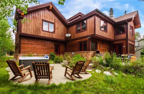 Christie Heights House | Peak 8 by AvantStay Spacious Modern Cabin w/ Hot Tub & Views