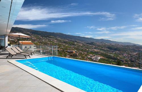 Camara de Lobos Villa | Peak A Boo Private Heated Pool and Private Parking
