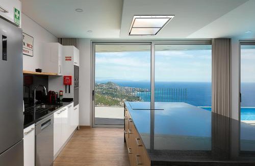 Camara de Lobos Villa | Peak A Boo Private Heated Pool and Private Parking