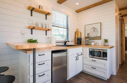 Waco House | Pecan Grove Container Tiny Home Country Setting 12 min to Baylor Magnolia