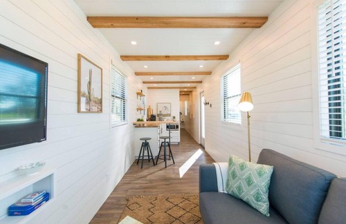 Waco House | Pecan Grove Container Tiny Home Country Setting 12 min to Baylor Magnolia