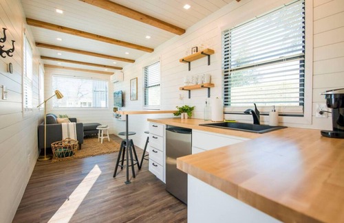 Waco House | Pecan Grove Container Tiny Home Country Setting 12 min to Baylor Magnolia