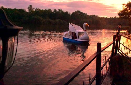 Udawalawa Hotel | Pelican Lake