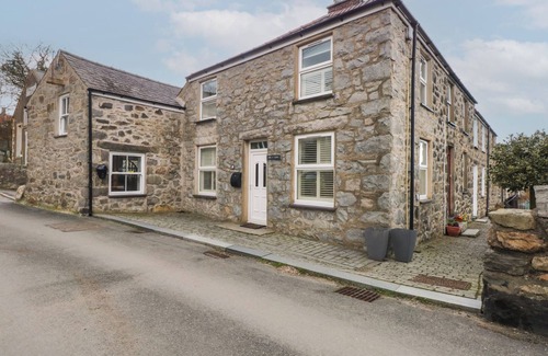 Trefor Cottage | PEN-Y-BONT, pet friendly, character holiday cottage in Trefor