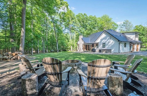 Blakeslee House | Penn Cove Dreams: Beautifully Decorated Lake Access Home