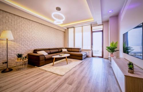 Tractorul Apartment | Penthouse Chic by Landev