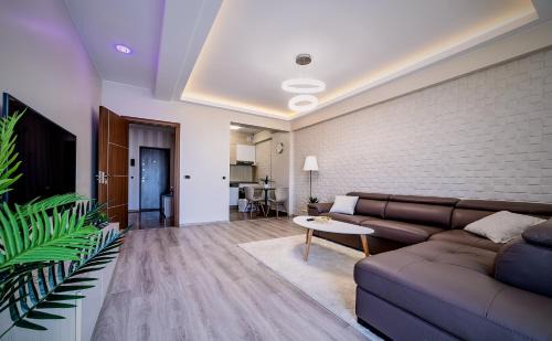 Tractorul Apartment | Penthouse Chic by Landev