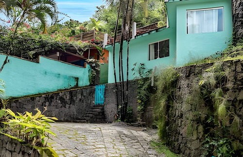Morro da Cruz House | Perequê house with pool 300m from the beach