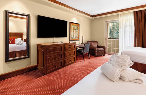 Vail Hotel | Perfect for Groups! 2 Spacious Units, Onsite Parking and Hot Tub