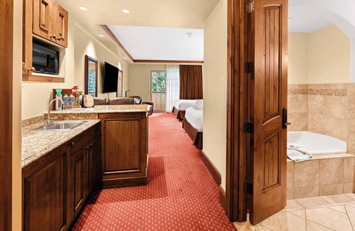 Vail Hotel | Perfect for Groups! 2 Spacious Units, Onsite Parking and Hot Tub