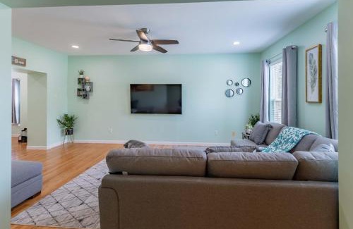 Central West End House | Perfect Getaway at CWE- Entire Home with Free Parking Near Fox, Universities and More!