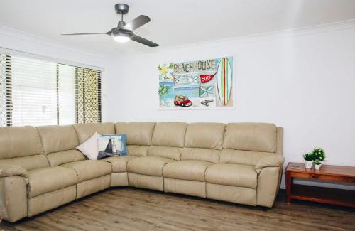 Warana House | Perfect Location 4BR Home Warana - 200m to Beach!