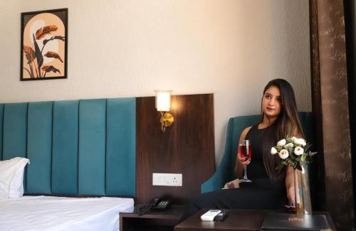 Tapovan Hotel | Perfectstayz Premium Laxmi Heritage with Rooftop Pool & Cafe