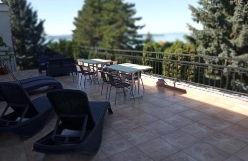 Balatonfoldvar House | Pergola Panzió