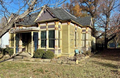 Yates Center Cottage | Pet & Family Friendly Cottage w/Nature Views in Yates Center - Fire Pit & Grill