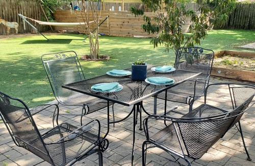 Mahncke Park House | Pet friendly 2-bedroom near downtown San Antonio, Pearl, Riverwalk, Zoo, museums