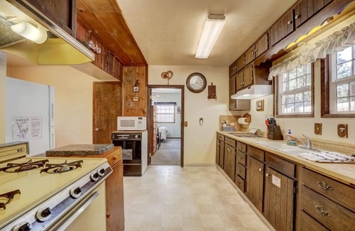 Bijou Pines Cabin | Pet-Friendly 3BR | Near Heavenly | Fenced Yard!