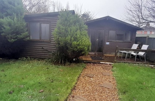 Bournemouth Cabin | Pet Friendly - 4 Guests - 13 min to the Beach