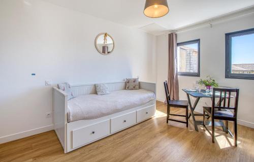 Le Chateau-d'Oleron Apartment | Pet Friendly Apartment