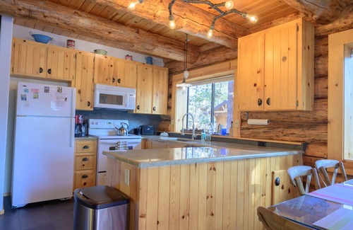 Oregon Water Wonderland Cabin | Pet Friendly, Fully Fenced, Luxury Log Cabin with Hot Tub near Sunriver!