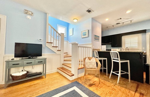 Seaside House | Pet-Friendly Guest Cottage in Great Location, Seaside, FL + 2 Adult Bikes!