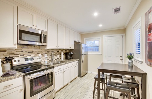 Galveston Cottage | Pet-Friendly Galveston Cottage < 1 Mi to Beach!