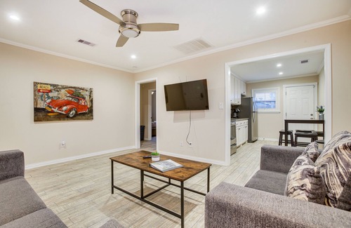 Galveston Cottage | Pet-Friendly Galveston Cottage < 1 Mi to Beach!