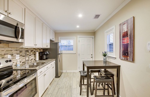 Galveston Cottage | Pet-Friendly Galveston Cottage < 1 Mi to Beach!
